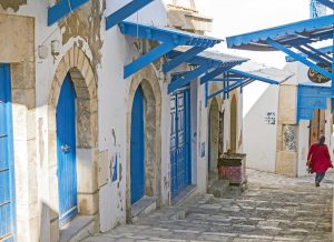 Ruelle avec porte bleu dans la medina de Sousse